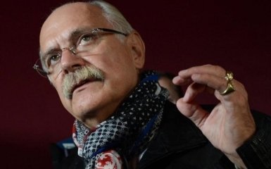 Одиозный режиссер Путина разозлился из-за видео с девочкой и прахом деда