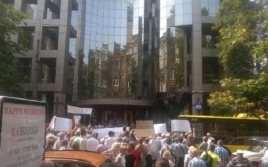 Сотни вкладчиков провального банка перекрыли движение в Киеве: появились фото и видео