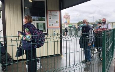 Ощадбанк продовжив термін дії карт пенсіонерам ОРДЛО