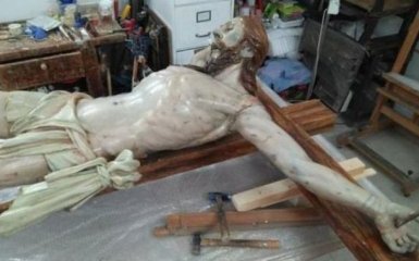 В статуе Иисуса Христа обнаружили таинственное священное послание