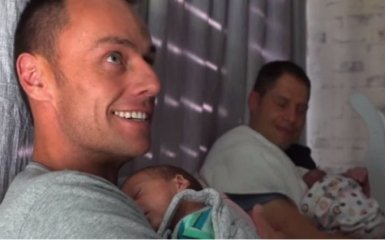 У пары геев родилась тройня с ДНК обоих отцов: опубликовано видео