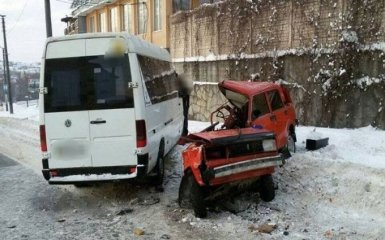 У моторошній ДТП в Хмельницькому маршрутка розірвала легковик: з'явилися фото