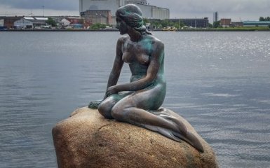 В Дании осквернили памятник Русалочке русским триколором