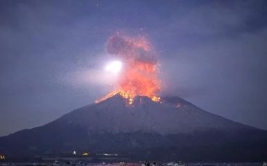 У Японії оголосили найвищий рівень небезпеки через виверження вулкану
