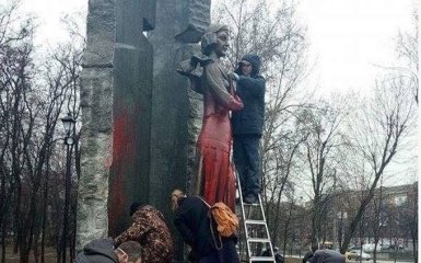 Пострадавший от вандалов памятник в Киеве очистили активисты: появились фото