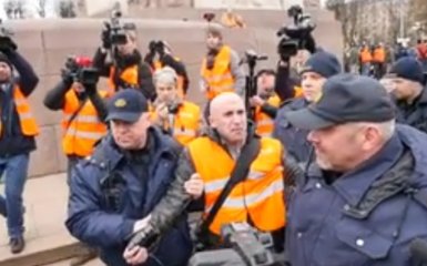 Британского пропагандиста ДНР задержали на марше SS в Риге: опубликовано видео