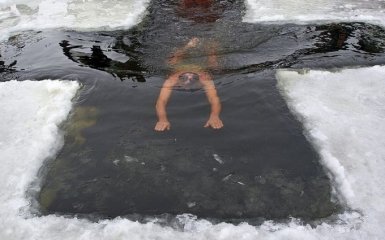 ПЦУ опровергла, что купание на Крещение "смывает грехи"