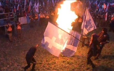 В Польше сожгли флаг Украины: появились фото и видео