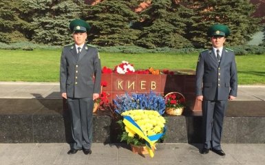 У стелы города-героя Киева в Москве появились цветы: опубликованы фото