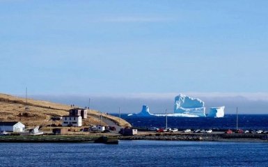 В Канаде сотни туристов едут посмотреть на "Аллею айсбергов": появились впечатляющие фото