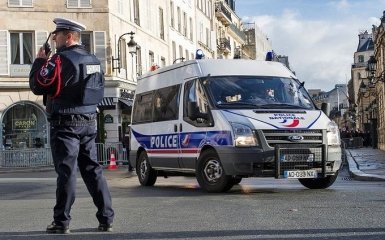 Вблизи Парижа авто протаранило террасу пиццерии: погиб ребенок, есть раненые