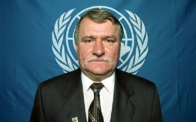 Экс-президент Польши бросился искать дополнительную работу из-за жены