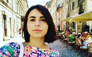 В Киеве журналистку ранили ножом: появились фото и комментарии полиции