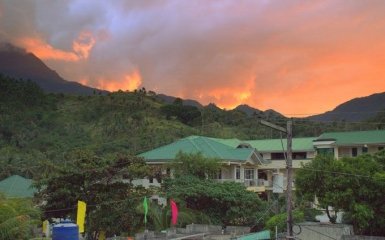 На Філіппінах автобус впав в ущелину: десятки загиблих