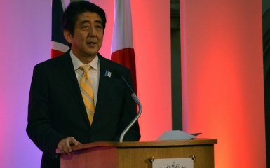 Премьер Японии поклялся "могилой отца" заключить мирный договор с Россией