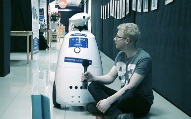 Білоруський робот повеселив роздумами про любов і долар: опубліковано відео