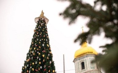 Новогодняя красавица сняла шляпу. У главной елки Украины поменяли верхушку после скандала