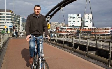 Кличко на велосипеді покатався по Амстердаму: опубліковані фото