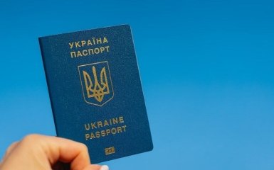 Мінкульт посилив правила виїзду за кордон для артистів
