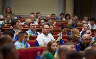 Около 70 нардепов не поддержали лишение мандатов депутатов пророссийских партий: список