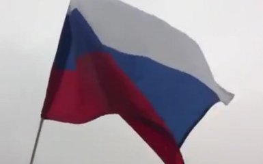 В сети показали правду о том, кто поднимал флаги России на Донбассе: опубликовано видео