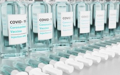 В Украине ввели обязательную вакцинацию от COVID-19 для некоторых профессий