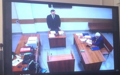Появились фото с Януковичем, который пришел на суд по Майдану