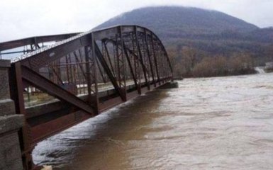 Потужні зливи в Молдові зупинили рух залізницею