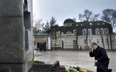 Геноцид украинцев: Порошенко эмоционально почтил память жертв Голодомора