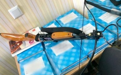 Дівчина з арбалетом атакувала школу у Полтаві — двоє вчителів поранені