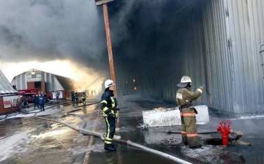 Потужну пожежу під Києвом гасять десятки рятувальників: опубліковані фото