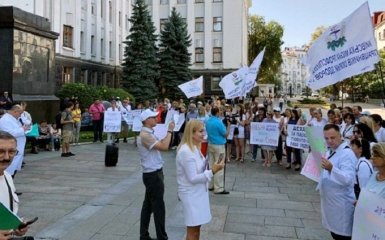 Под Офисом Президента несколько сотен человек требуют отставки Супрун