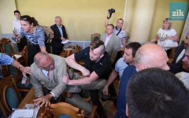 Во Львове сессия горсовета переросла в драку: опубликованы фото и видео