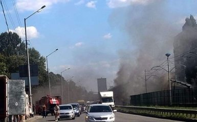 В Киеве на остановке трамвая вспыхнул сильный пожар: опубликованы видео и фото
