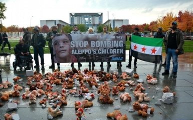 Путина в Германии встретили кровавыми игрушками: появилось видео