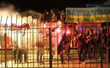 Фанаты "Шахтера" сожгли флаги ДНР в Луцке: опубликованы фото