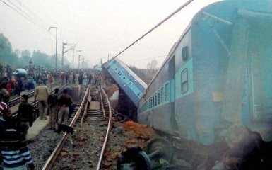 В Индии сошел с рельс пассажирский поезд, есть жертвы: появились фото и видео