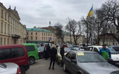 Во Львове ополчились на российские сервисы такси: появились фото и видео