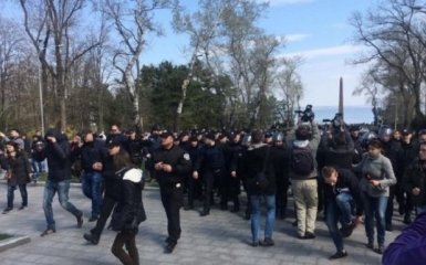 В Одессе у памятника Неизвестному матросу произошла стычка: опубликованы фото