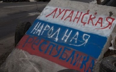 В подконтрольном боевикам городе на Донбассе сожгли флаг "ЛНР": появилось видео