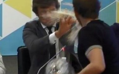 В Украине посмеялись над студентами, которые бросили торт в замминистра: опубликовано видео
