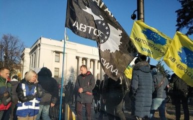 В правительственном квартале Киева продолжается протест владельцев авто на "евробляхах" - фото