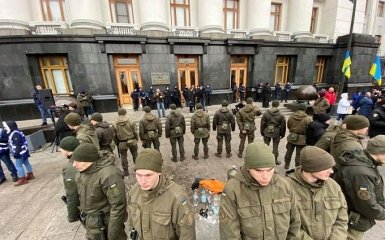 Мужчина совершил самоподжог под Офисом президента - опубликованы видео