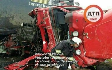 Под Киевом произошло масштабное столкновение грузовиков: опубликованы фото