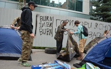 Під будівлею "Інтера" росте наметове містечко: опубліковані фото і відео