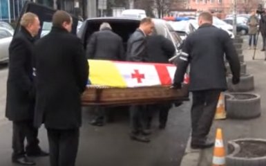 В Киеве хоронят Гонгадзе, гроб укрыли двумя флагами: появилось видео