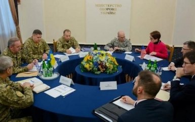 Обсудили ситуацию на Донбассе: в Киеве Муженко встретился с Волкером