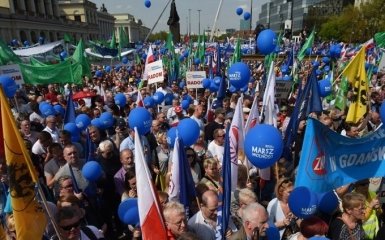 У Польщі десятки тисяч людей вийшли на протести: з'явилися фото і відео