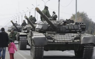 Россия стягивает в Крым танки и "Грады": опубликовано видео