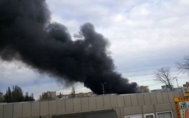В Одесі спалахнула масштабна пожежа на ринку: з'явилися фото і відео